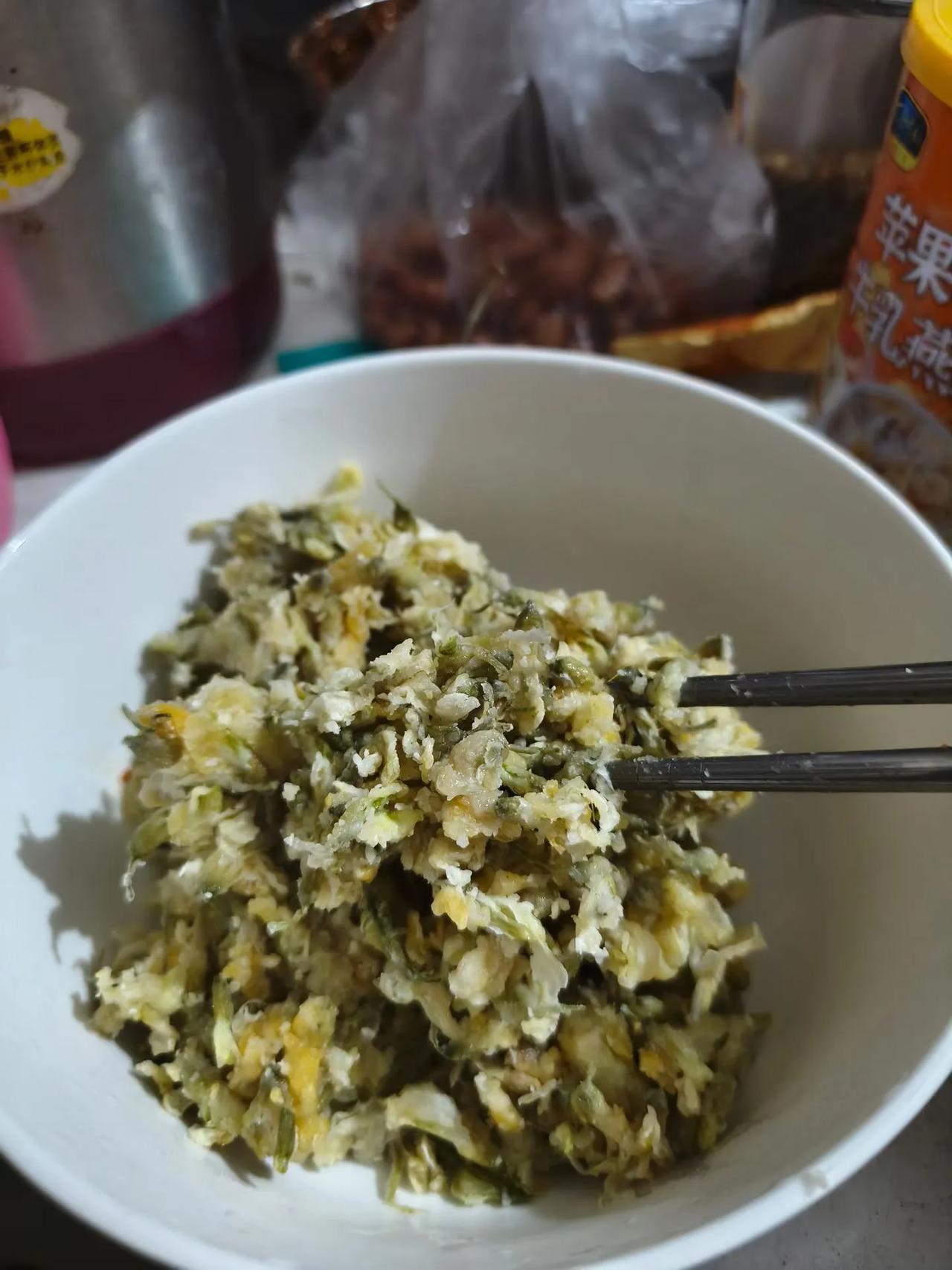 .春日的浪漫，藏在这盆冒着热气的槐花麦饭里。