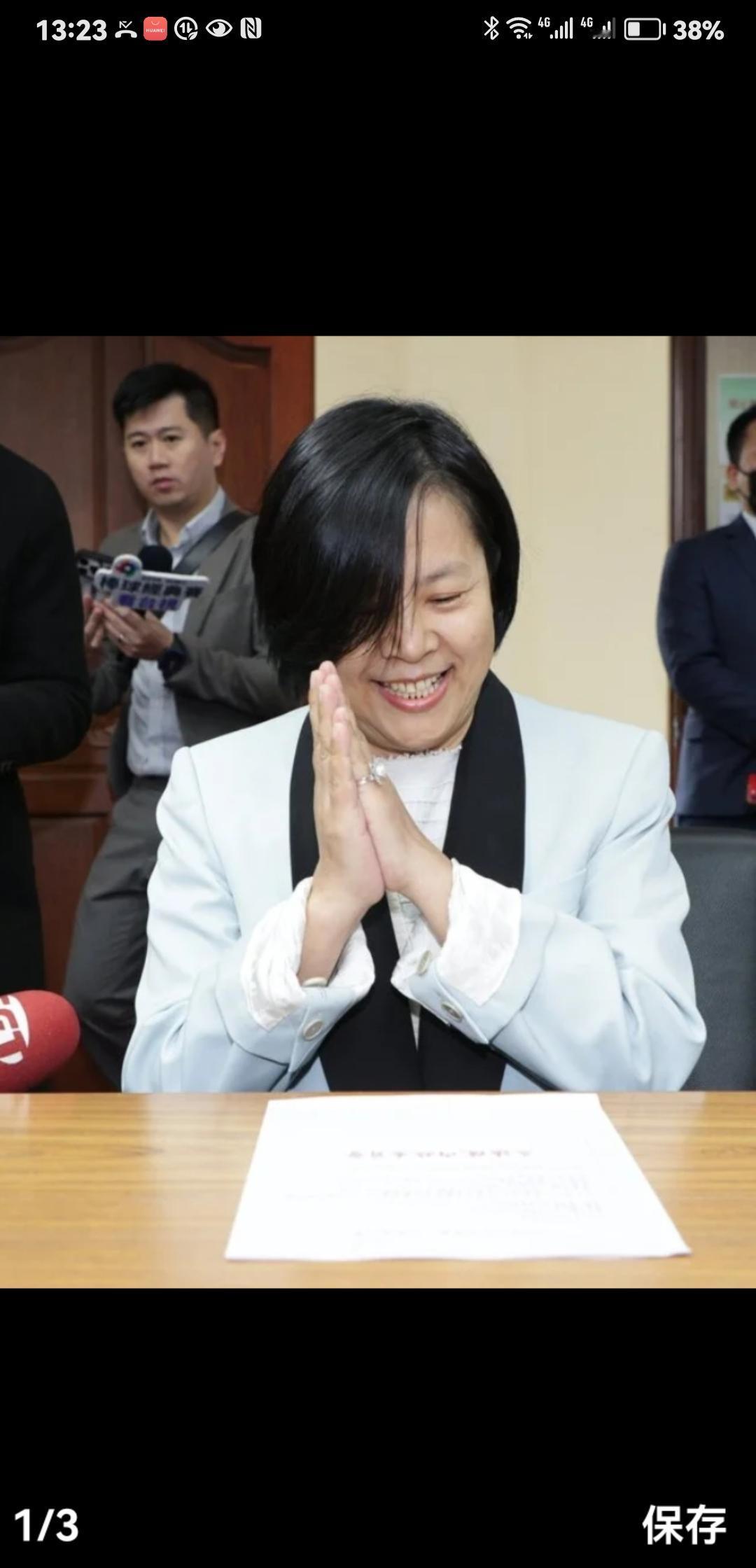 丢人的陆配李贞秀！陆配李贞秀被开除了，现在是白人一个。什么原因呢？民进党借她的身