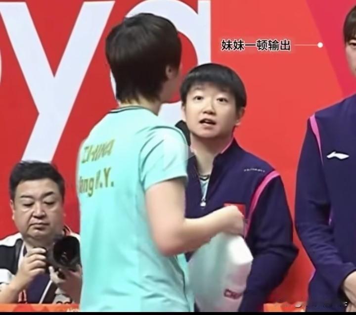 来自姐姐对妹妹的信任。女团决赛现场，曼玉局间回到赛场边，按常理站在场外指导面前一