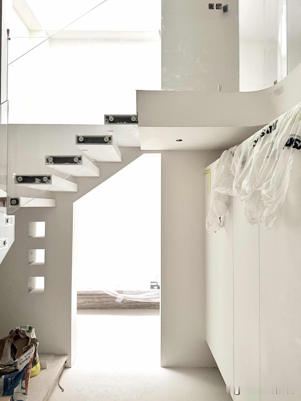 极简别墅硬装收尾✨设计师的克制美学落地

作为设计师，看着亲手打磨的项目一步步落