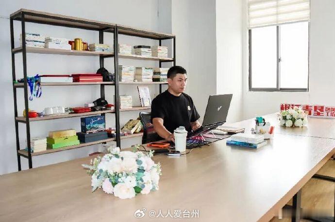 【让椒江被更多人看见从高管到大V他镜头下的台州满是人情味 】初见罗学成时，他正举