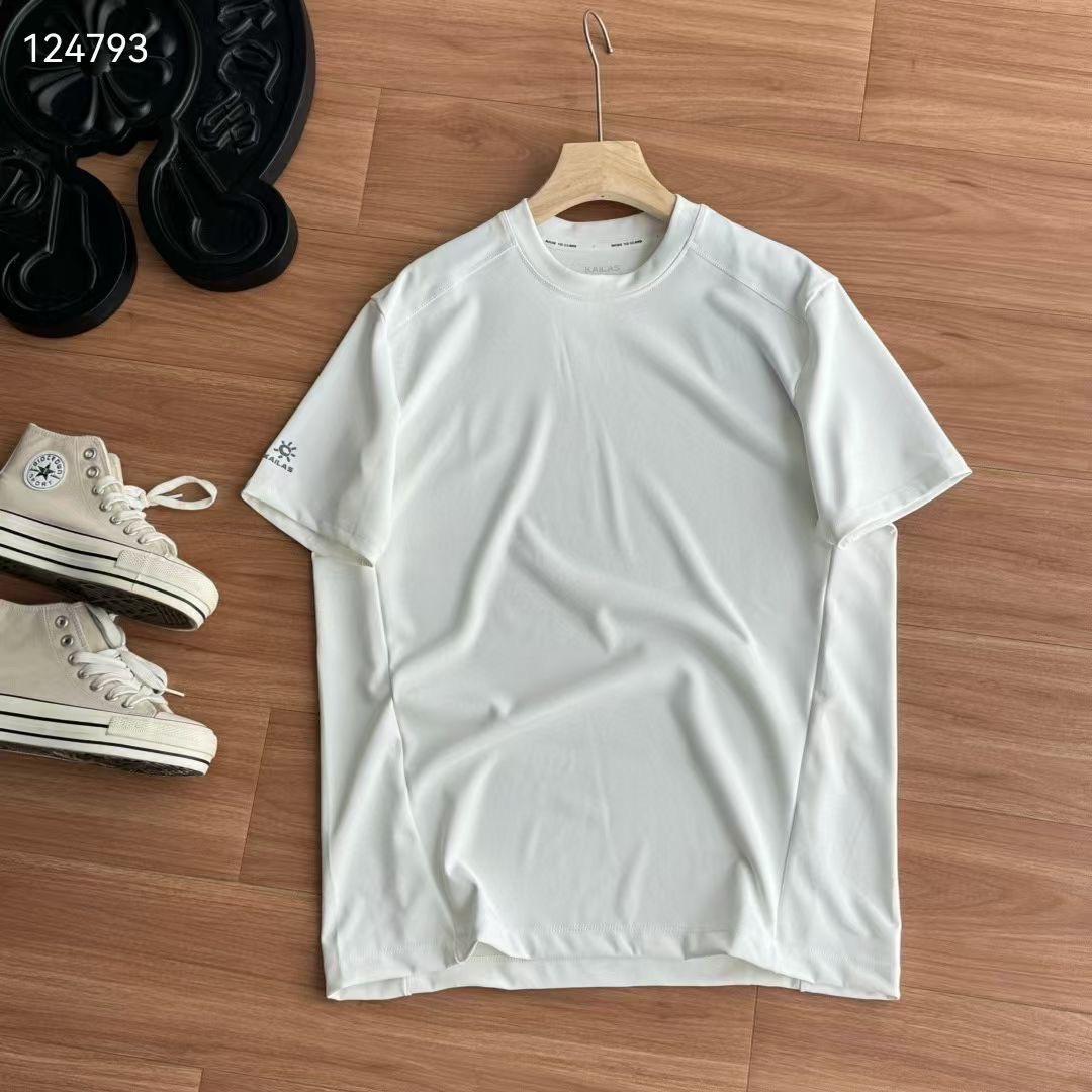 整个大身很有设计感，立体裁剪拼接设计，一件辨识度非常高的男士户外T恤...