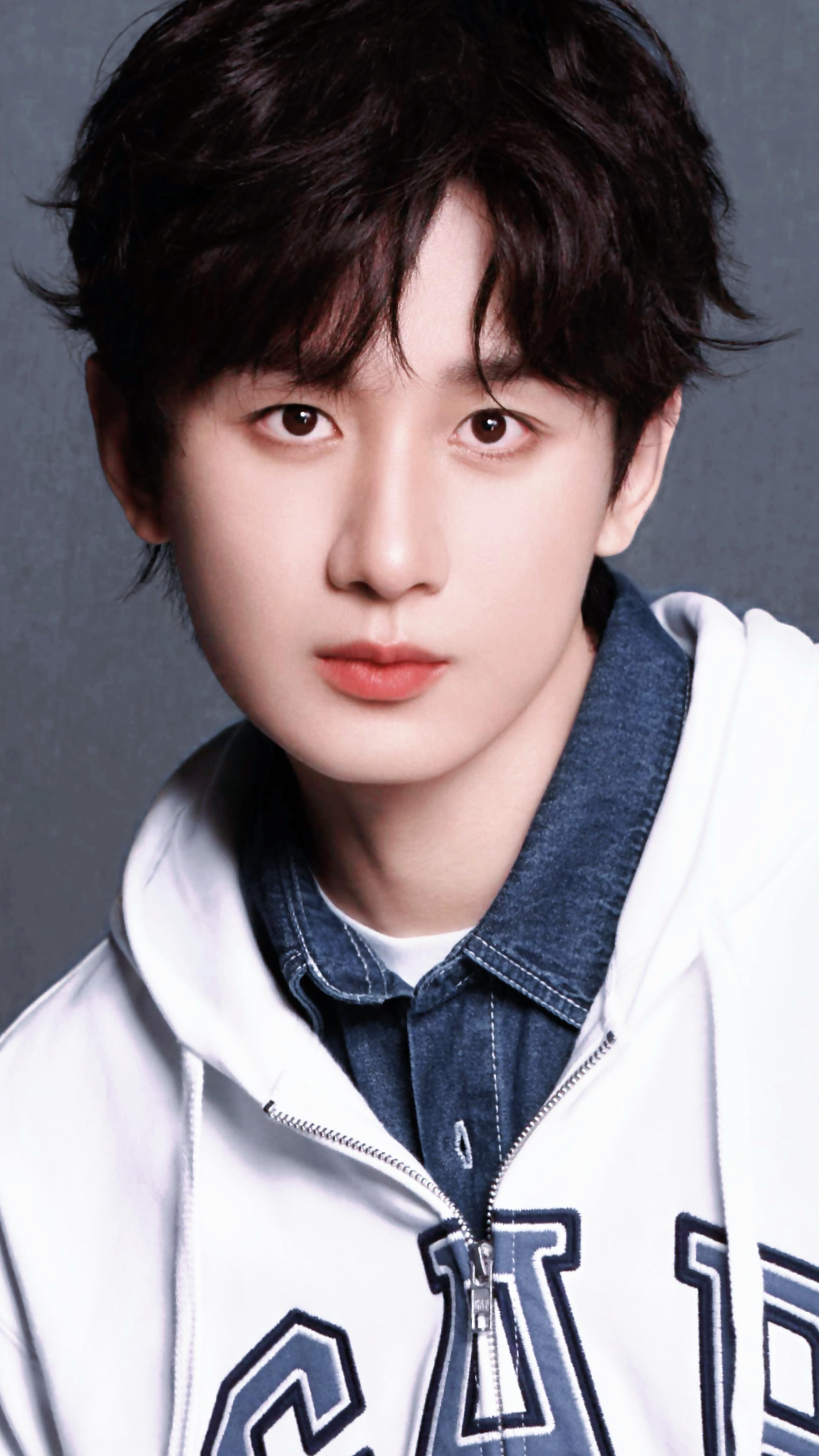 灰调背景，牛仔与卫衣叠穿，是一见钟情的清爽少年感！成毅