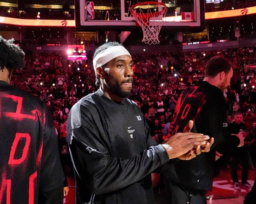 伦纳德疯狂浪投打铁，19次出手换16分，这是出工不出力啊？

NBA常规赛猛龙客