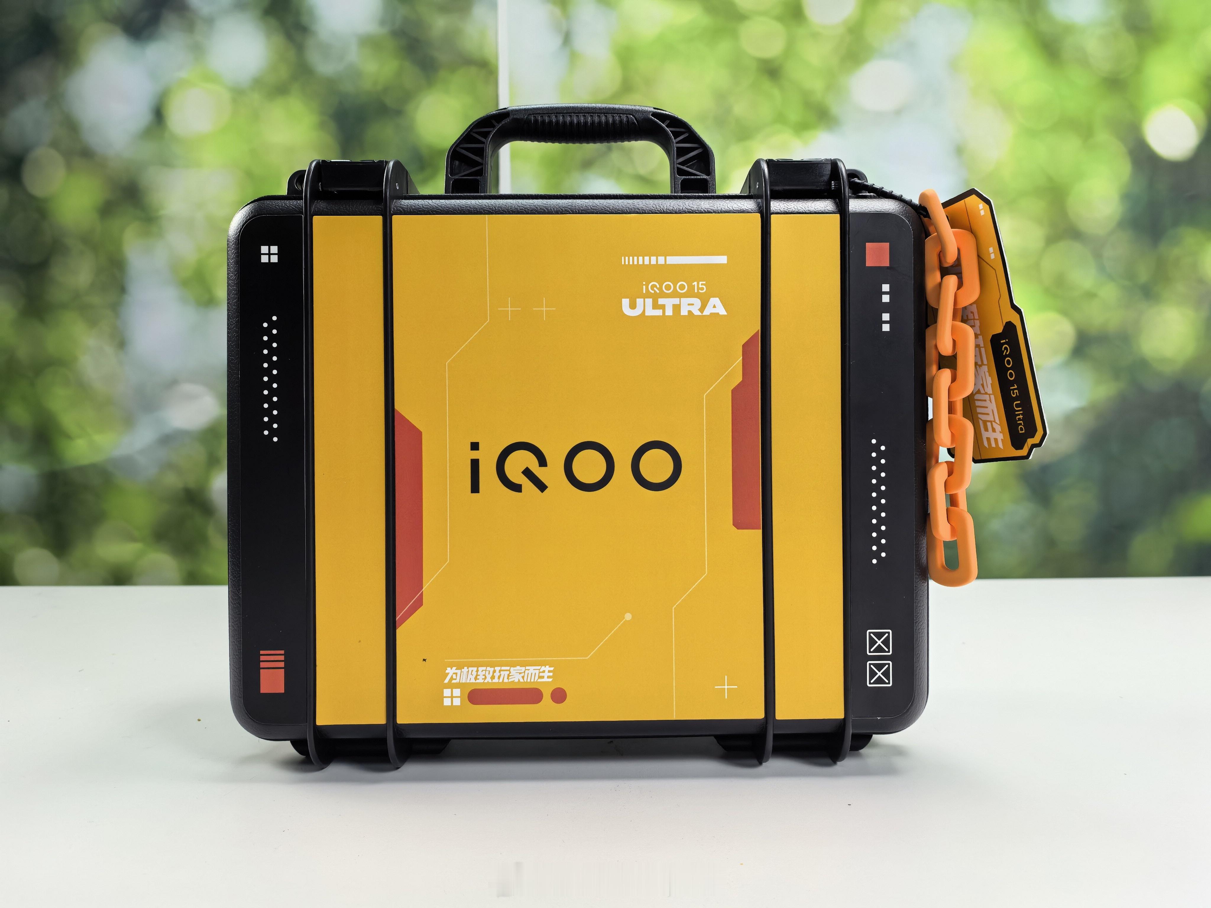 收到iQOO 15 Ultra的邀请函了，是一个爱酷橙收纳箱！收纳箱配了磁吸补光
