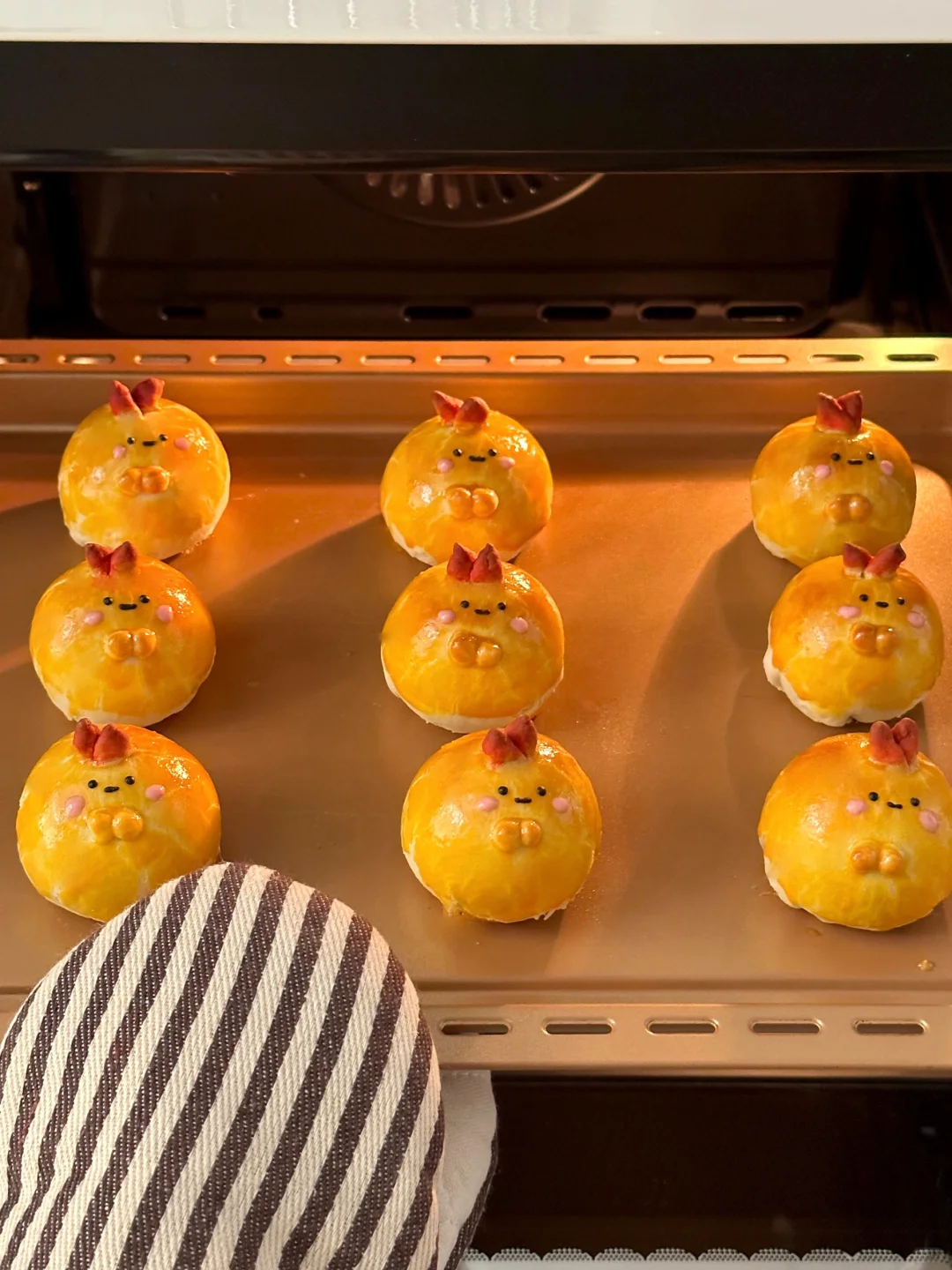 烤了盘可可爱爱角落生物炸虾蛋黄酥·-·