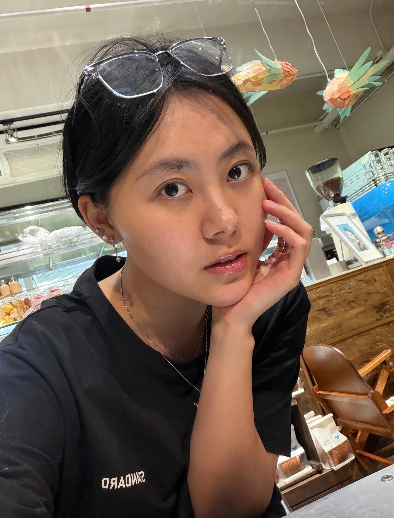 我挺佩服表妹小晴的，真实，这家伙发自拍，她直接素颜，你不像其他人发自拍，必须得拉