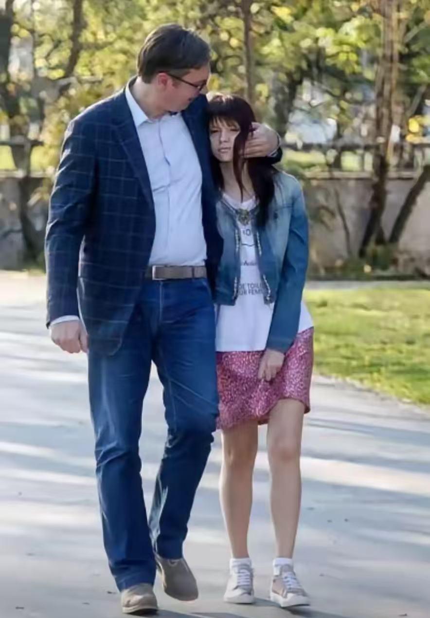 看这张照片真的被戳中了！
谁能想到，在国际舞台上为国家据理力争的武契奇总统，私下