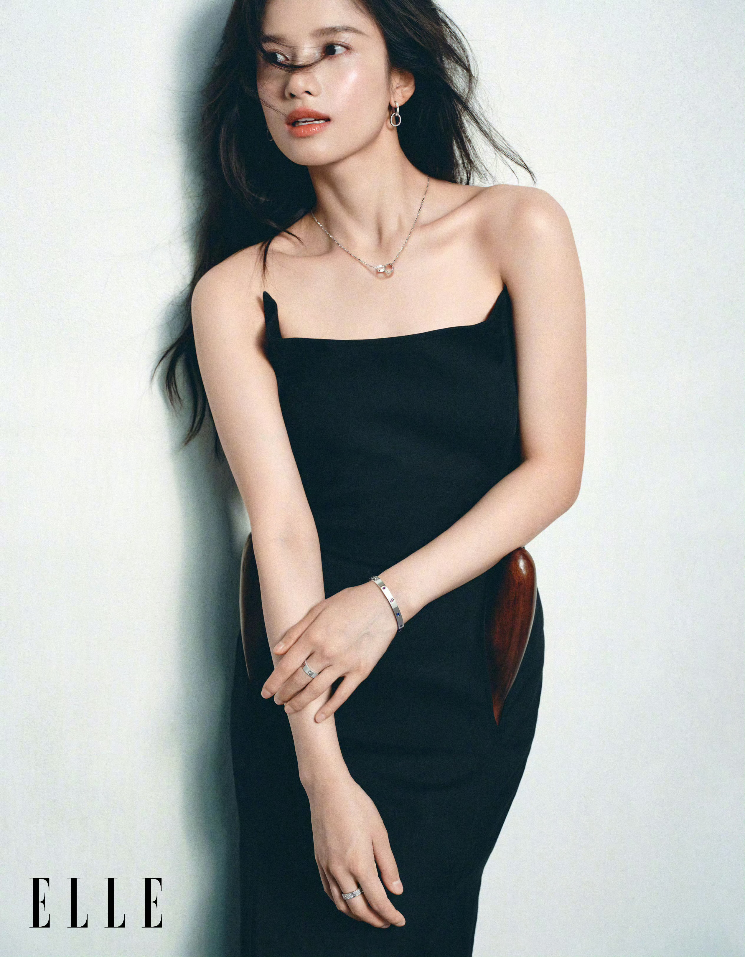 ELLE7月刊张婧仪封面张婧仪ELLE七月刊封面人物来了卡地亚LOVE系列全新项