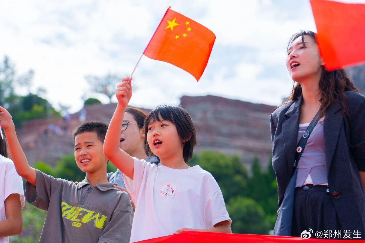 在郑州为祖国庆生 【巨幅国旗亮相黄河边！最热烈的表白原来在这里】大河之畔，红旗招