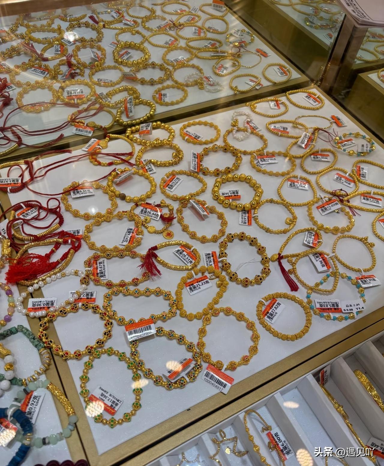 华尔街这帮人砸盘是真下死手。

现货黄金单周狂跌超10%，直接干碎了4000美元