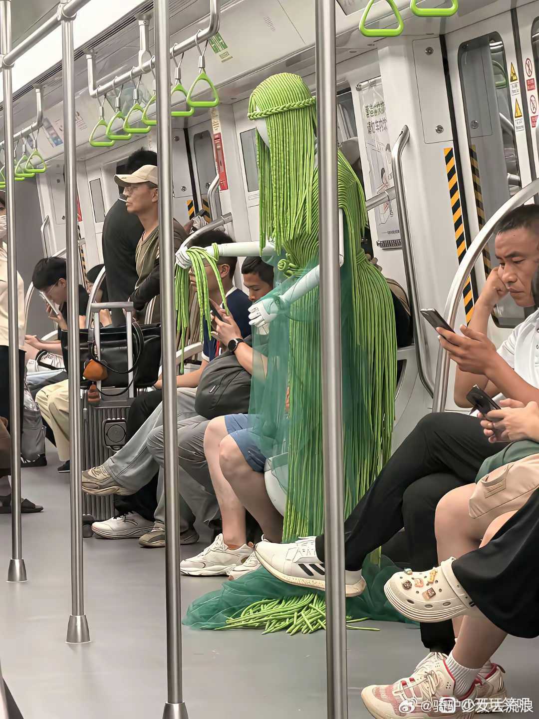 今天坐地铁的时候突然看到豌豆侠了这什么鬼呀？它可以上地铁的吗？快把我吓死了！ 