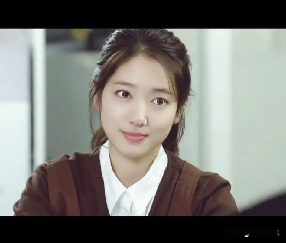 朴信惠，曾让人一眼惊艳的她，今年肉眼可见地垮了。
胶原蛋白流失，眼里的光被疲惫