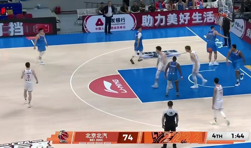 上海男篮3比1北京男篮🏀 上海男篮时隔24年重返总决赛上海男篮表现优秀，稳稳拿