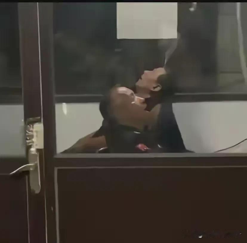 “保安不愧是万人争抢的岗位！”