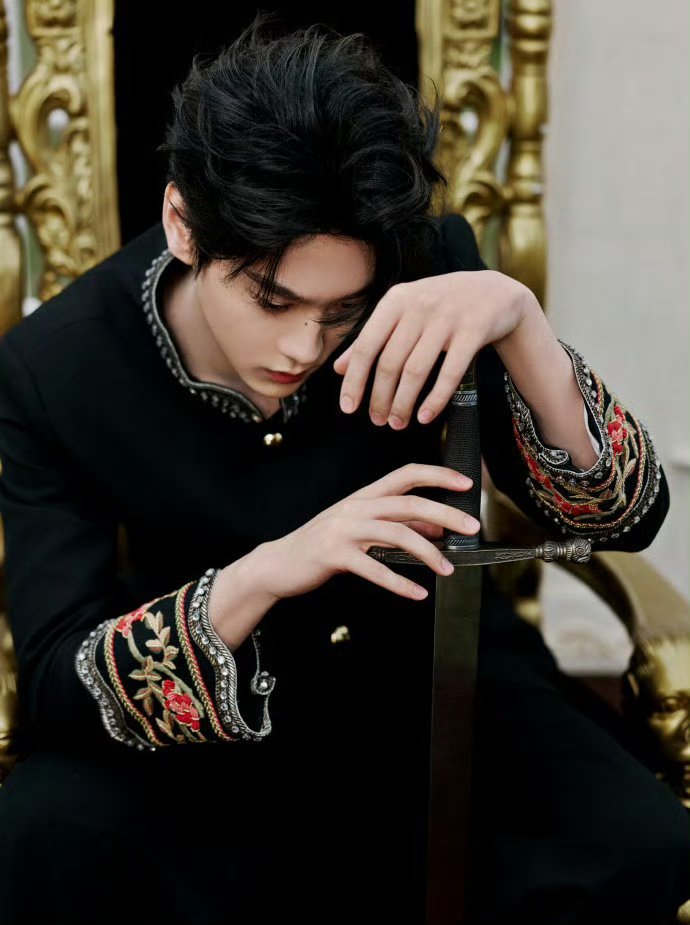 田栩宁 白马王子置身白色玫瑰海与流金星光大道间，他精准驾驭“骑士”风格，被网友赞