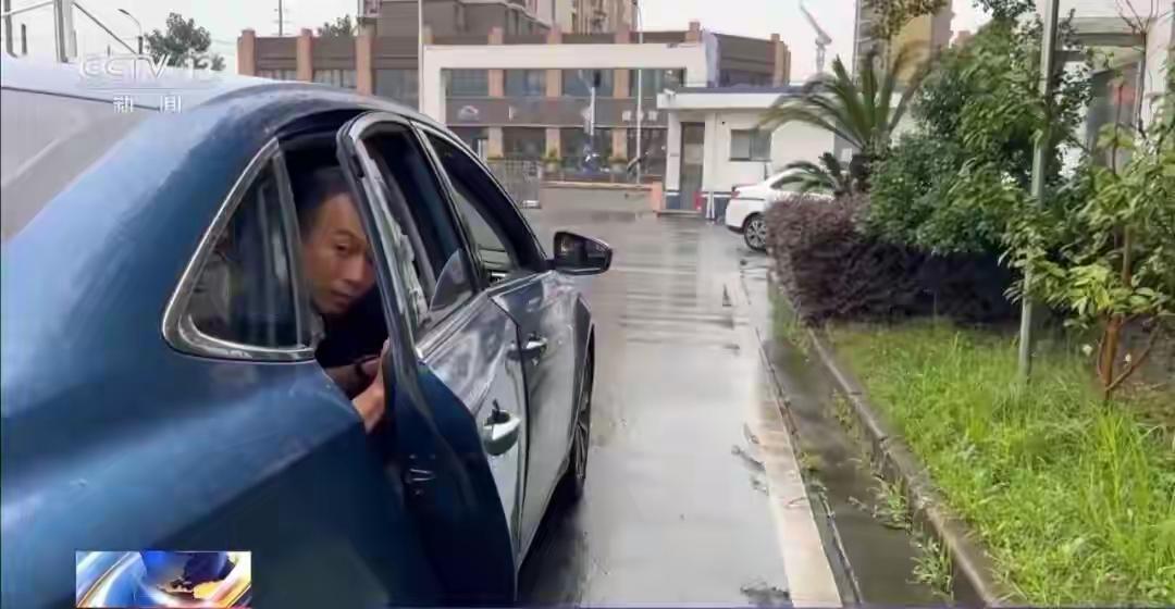 司机“开门杀”致骑车人死亡，保险公司被判赔200余万元

在这个快节奏的都市生活