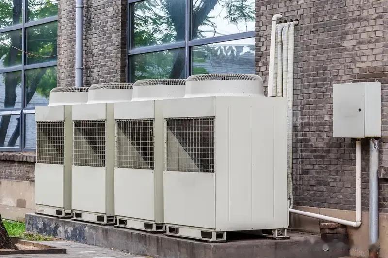 进了厂才知道，放假不是人需要休息，而是机器需要休息，空调不是给人吹的，而是给机器