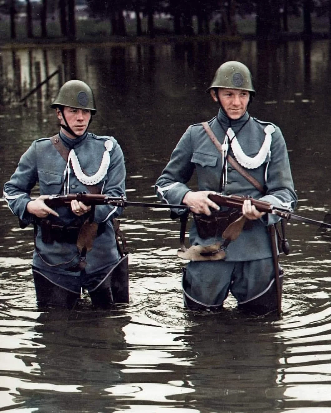 1939年，两名荷兰士兵手持上了刺刀的6.5毫米曼利夏M95步枪站在水...