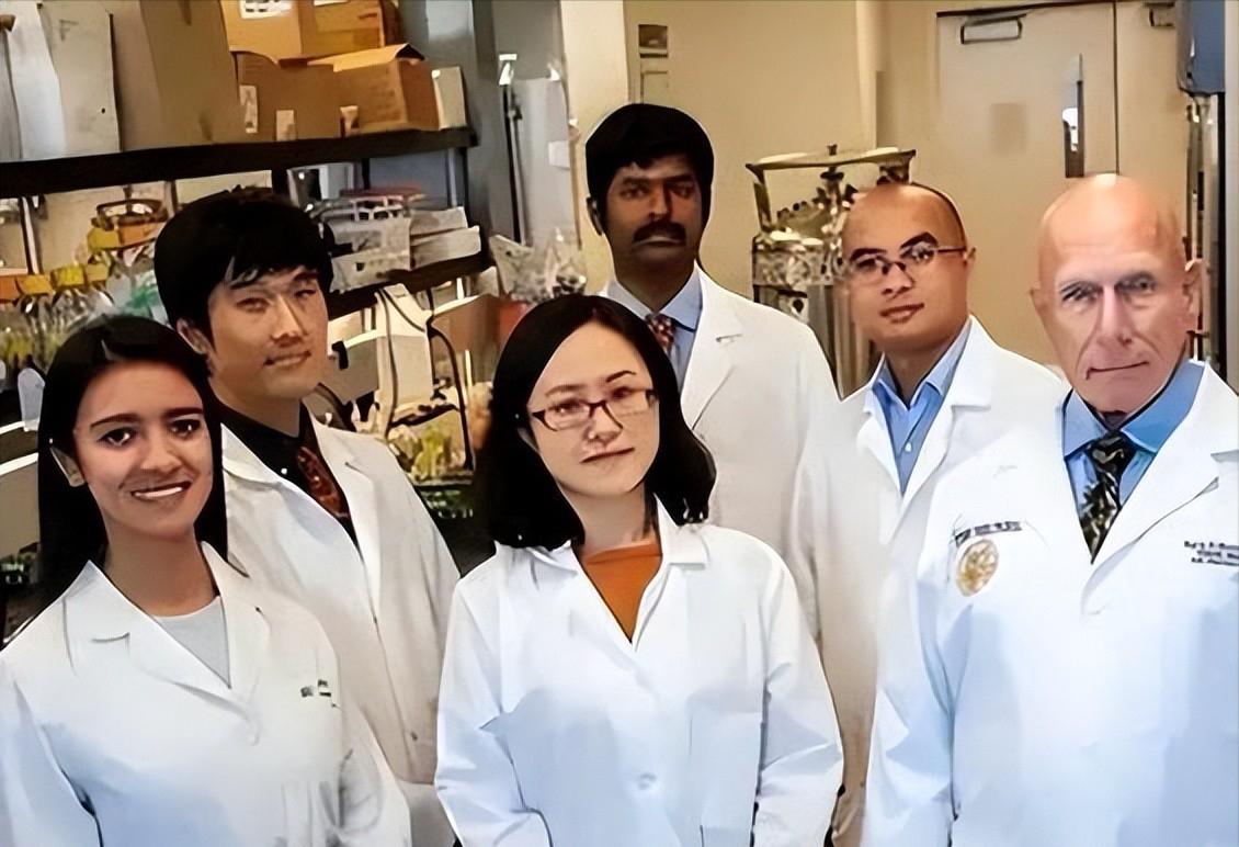 亲眼看着美国赶走华裔科学家，再请来印度专家，我才明白什么叫“用力过猛，搬起石头砸