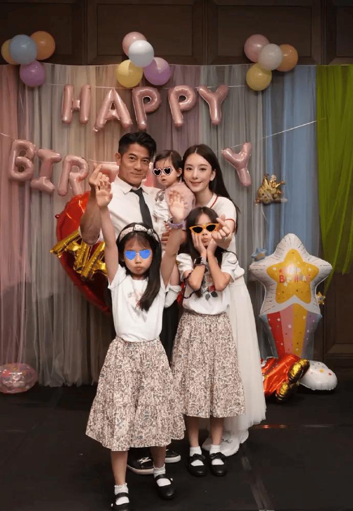 郭富城61岁生日全家福曝光！三胎小女儿首次露面，一家五口好温馨

提起郭富城，当