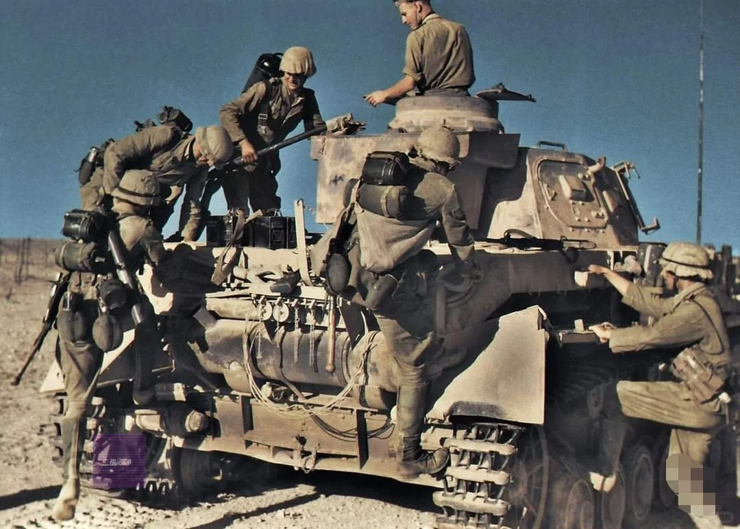 1941年6月，在托布鲁克围城期间，德国非洲军团的士兵登上了一辆四号D...