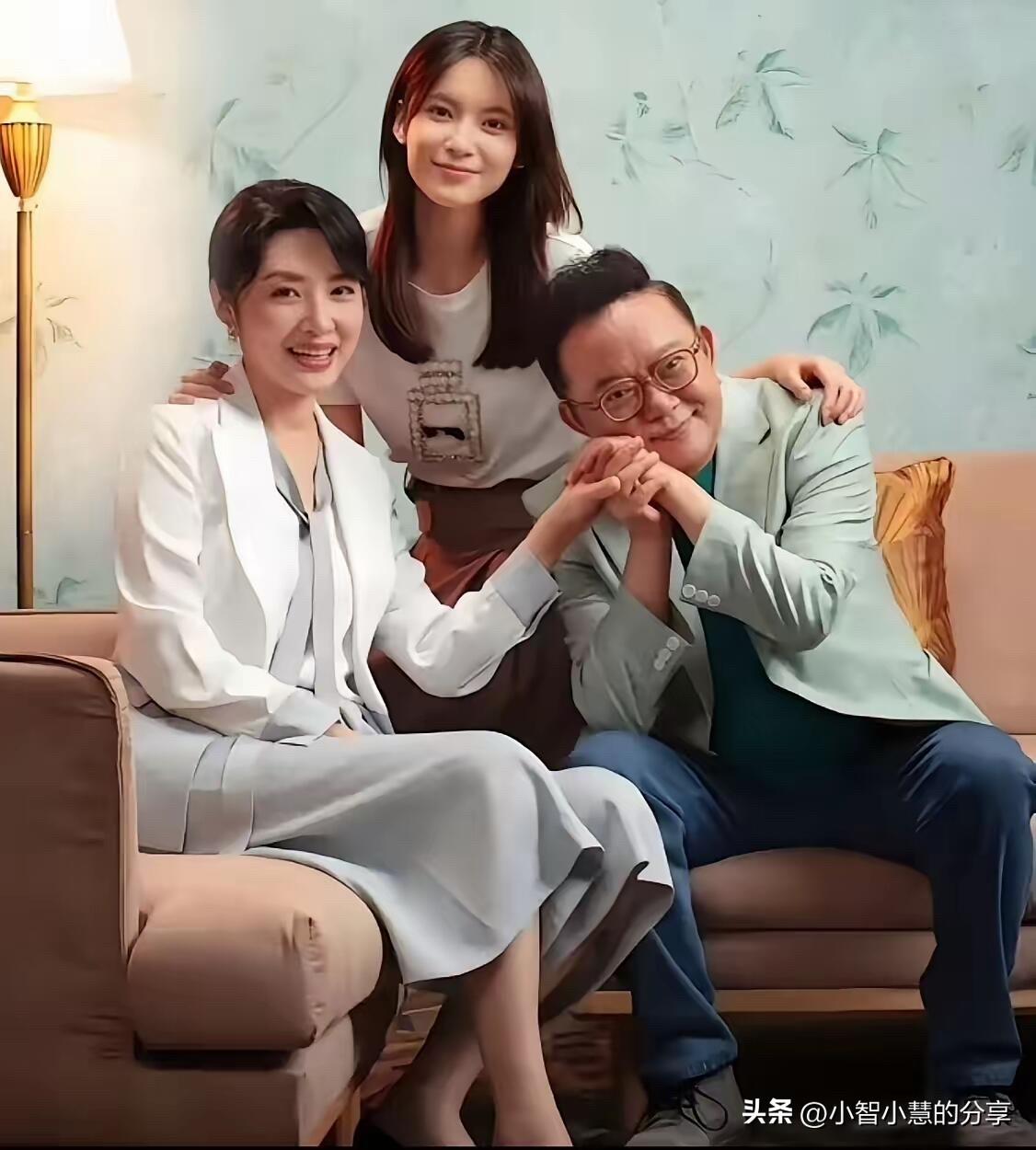 周涛不愧是央视几十年难得遇见的第一美女，长得漂亮，老了还这么知性大方，仪态永远那