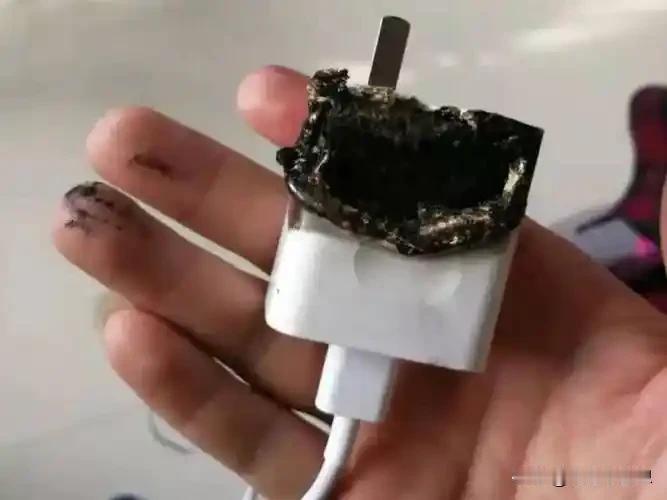 充完电不拔充电器？成都业主深夜被烧醒，10万装修全泡汤！
 
很多人都有个习惯：
