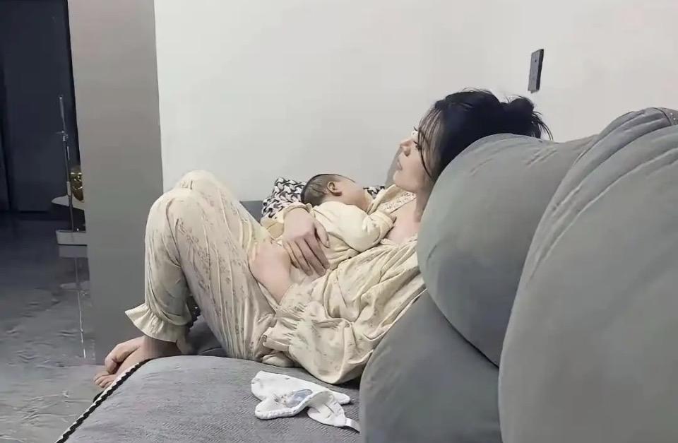 母爱如山，宝宝依偎在妈妈怀里，温馨满满！💕👩‍❤️‍👧