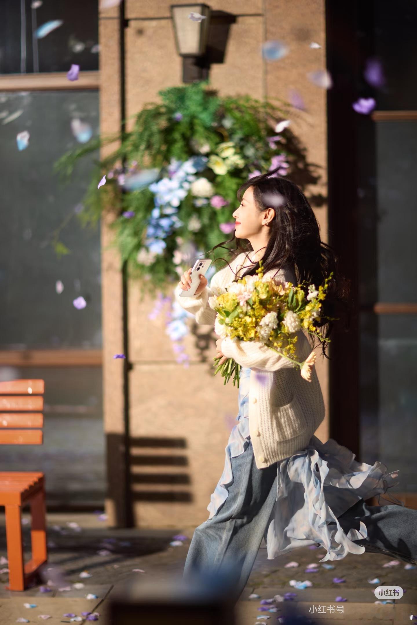 vivo S50田曦薇代言？手里拿的貌似是S50真机，金属中框