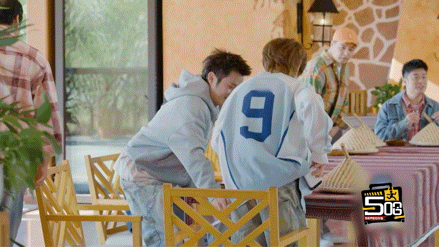 鹿晗王勉抢座位 两人眼神交流就知道谁要角落，抢座过程堪比闹剧，鹿晗胜出，王勉无奈