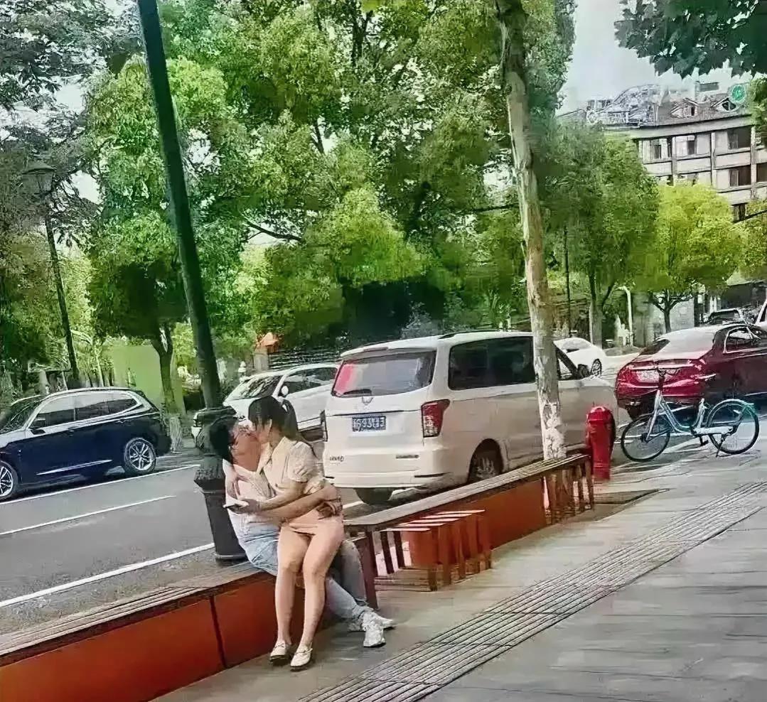 只要自己不尴尬，别人尴尬也没关系。