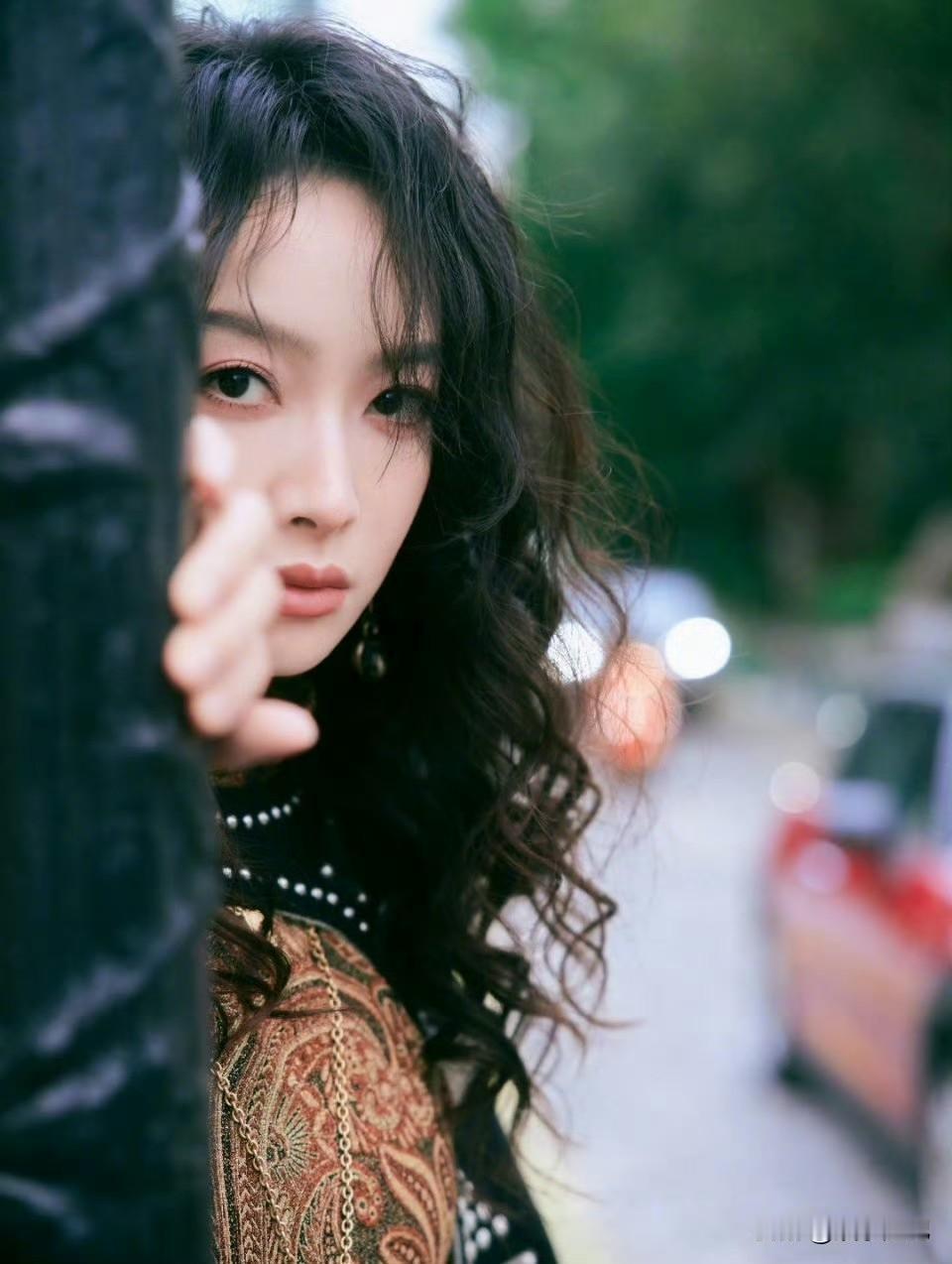 宋茜的黑色铆钉斗篷简直是酷飒女王的终极战袍