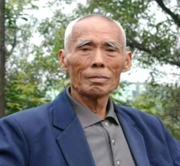 1949年，敌人让杨钦典把白公馆剩下的19名地下党员全部杀了，这时，一个地下党员