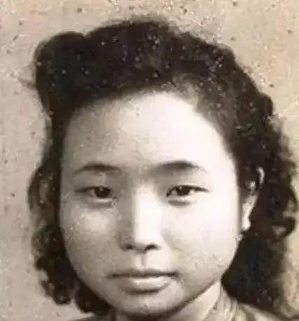 1948年重庆行辕二处审讯室里，特务头子徐远举审问江竹筠的时候，曾想用当众羞辱的