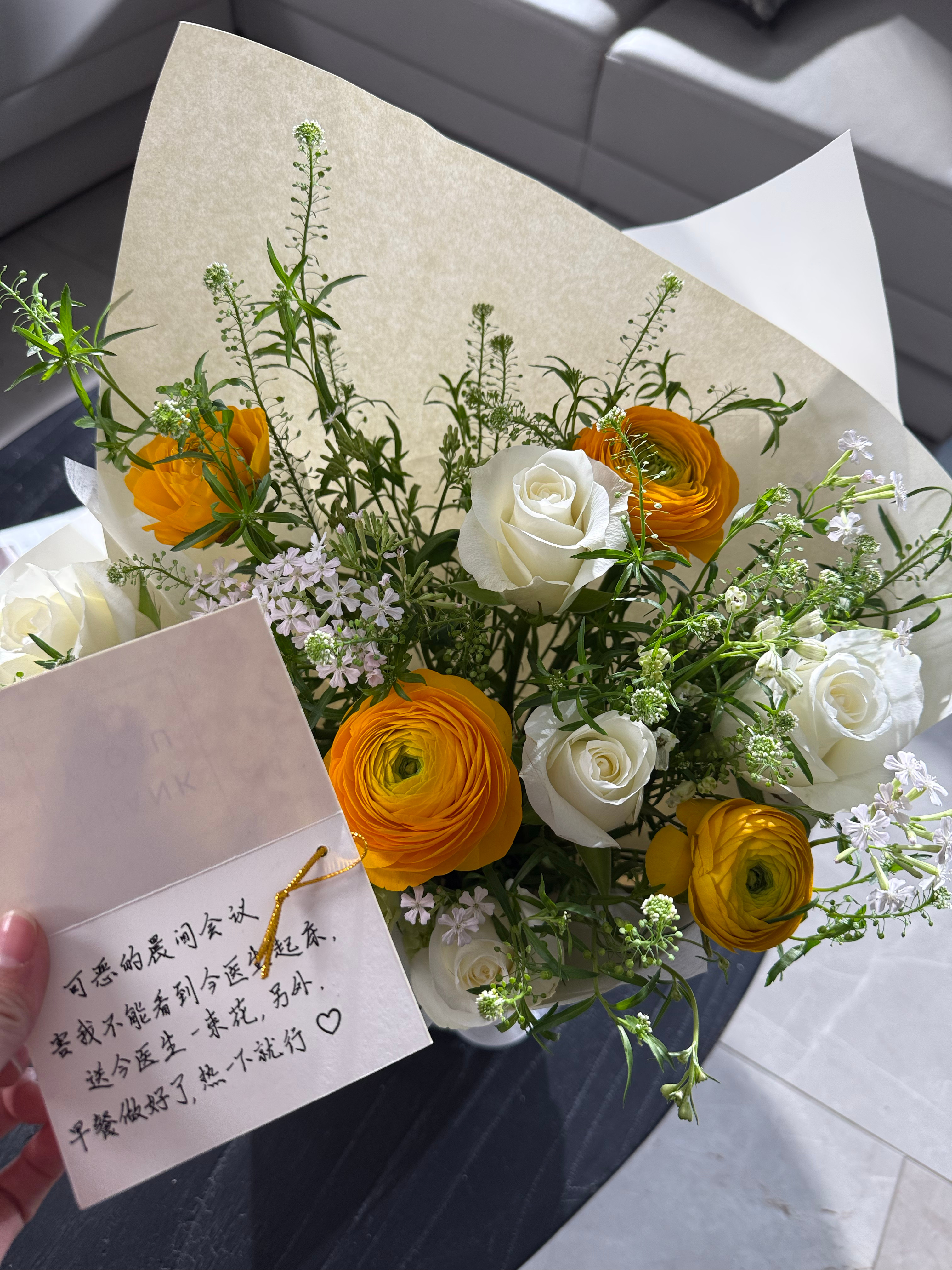 段小娇送的花 和他家门口的猫～ 