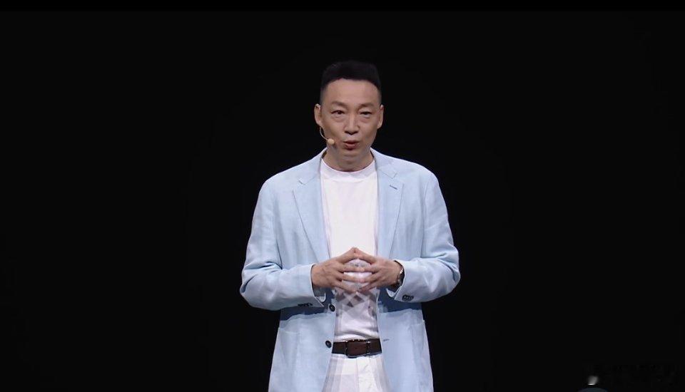 荣耀CEO李健首秀荣耀400系列发布会。 ​​​
