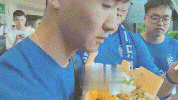 韦世豪与裁判斗嘴，没上场就染红，球迷接机力挺，说出来的话让场面略显尴尬，球迷不能