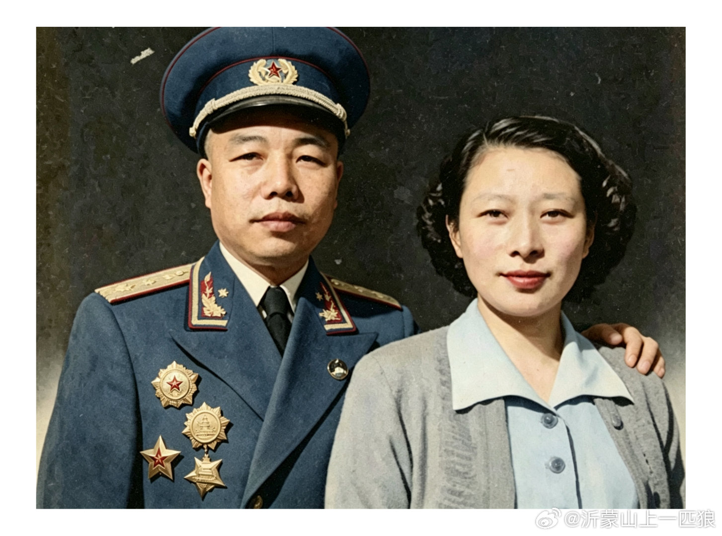 【这是开国上将萧华与夫人王新兰的夫妻留影】历史老照片左边是上将萧华，身着55式礼