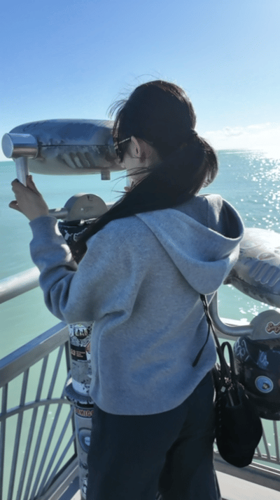 刘浩存 东北人对大海的执念 刘浩存站在海边那个笑容比阳光还灿烂，东北人看到海就是