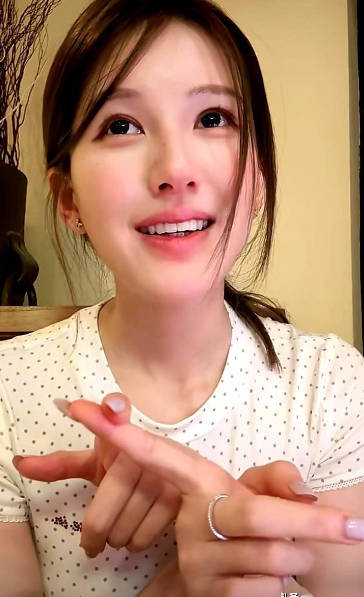 刷到一个直播切片，给我看麻了。
有网友说，当初之所以追她那部剧，是因为以为那是她