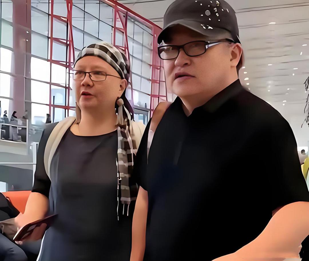 没想到刘欢和他老婆卢璐很有夫妻相，难怪两人结婚几十年婚姻稳定，没有任何绯闻。卢璐