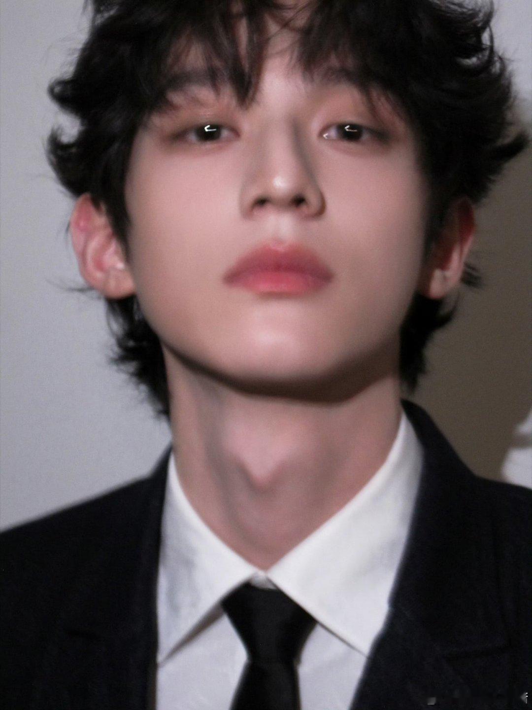 赖伟明卷发赖伟明三里屯线下活动，西装卷发造型，完全青春男大来的，好优越的脸！赖伟