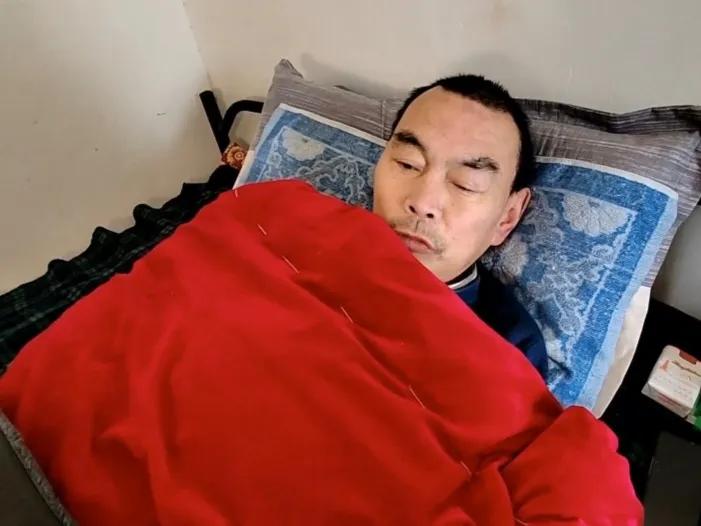 爸爸生病了，走路困难，我想去看望他，他竟然拒绝了，我不明白他为什么要拒绝我，我妈