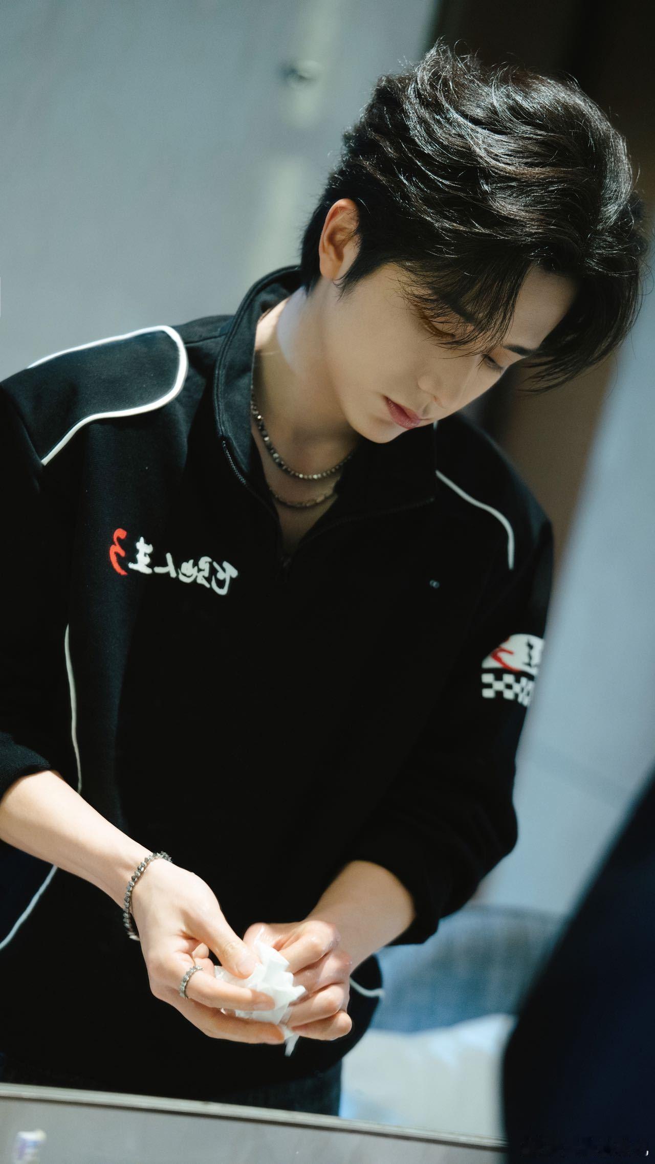 张新成飞驰人生3路演实时健身 原本以为张新成只是颜值高，没想到他的身材也这么能打