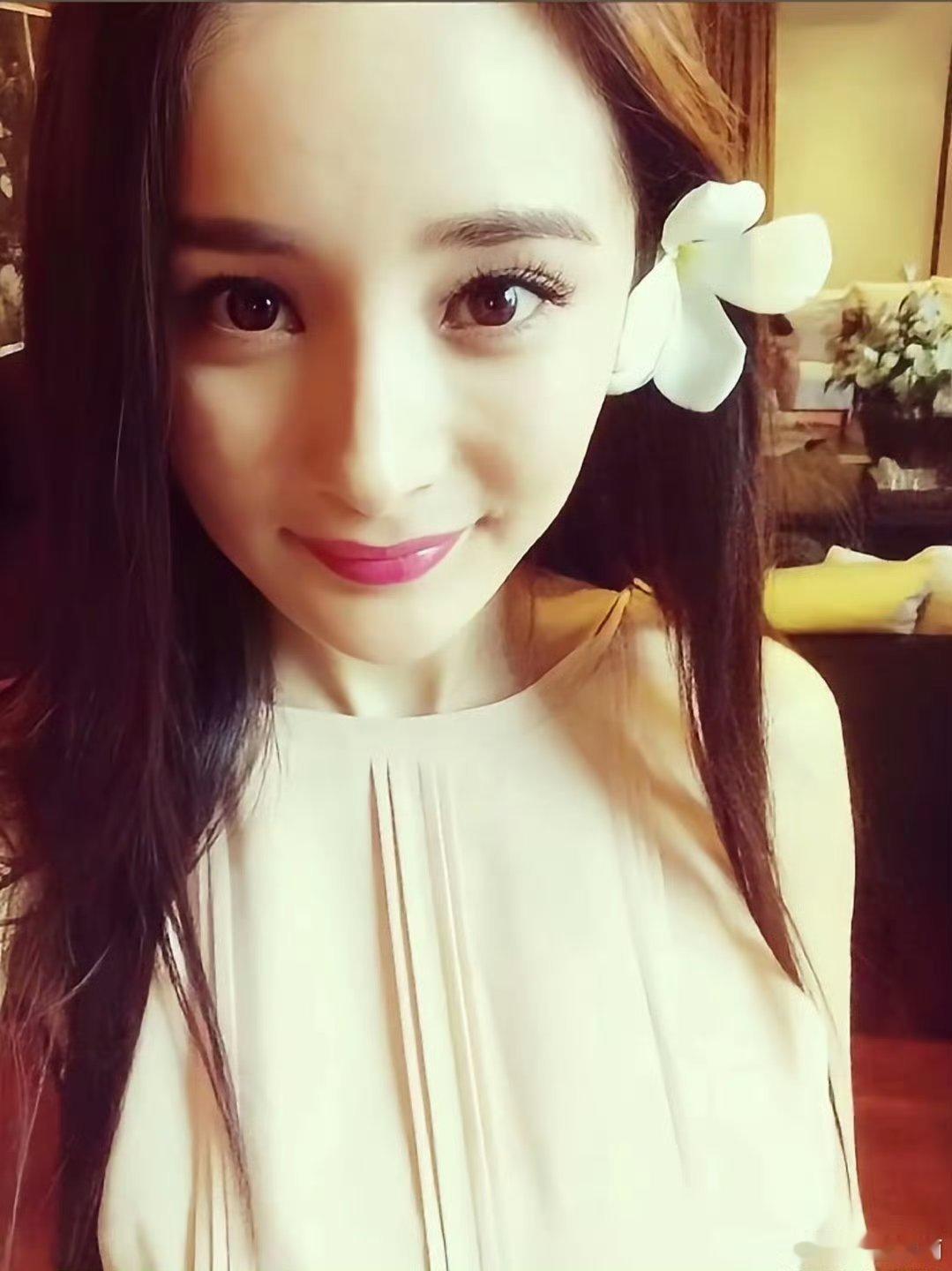 杨幂唐明皇未公开旧照 小萌幂就这样等比例长大[抱一抱]幂爸说：“她小时候贼闹腾，
