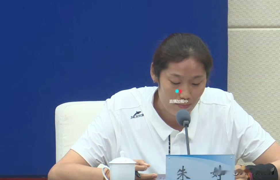 哇塞，是新鲜出炉的朱婷啊，又有了新的身份！好久不见啊，又是在这么官方的场面！这就
