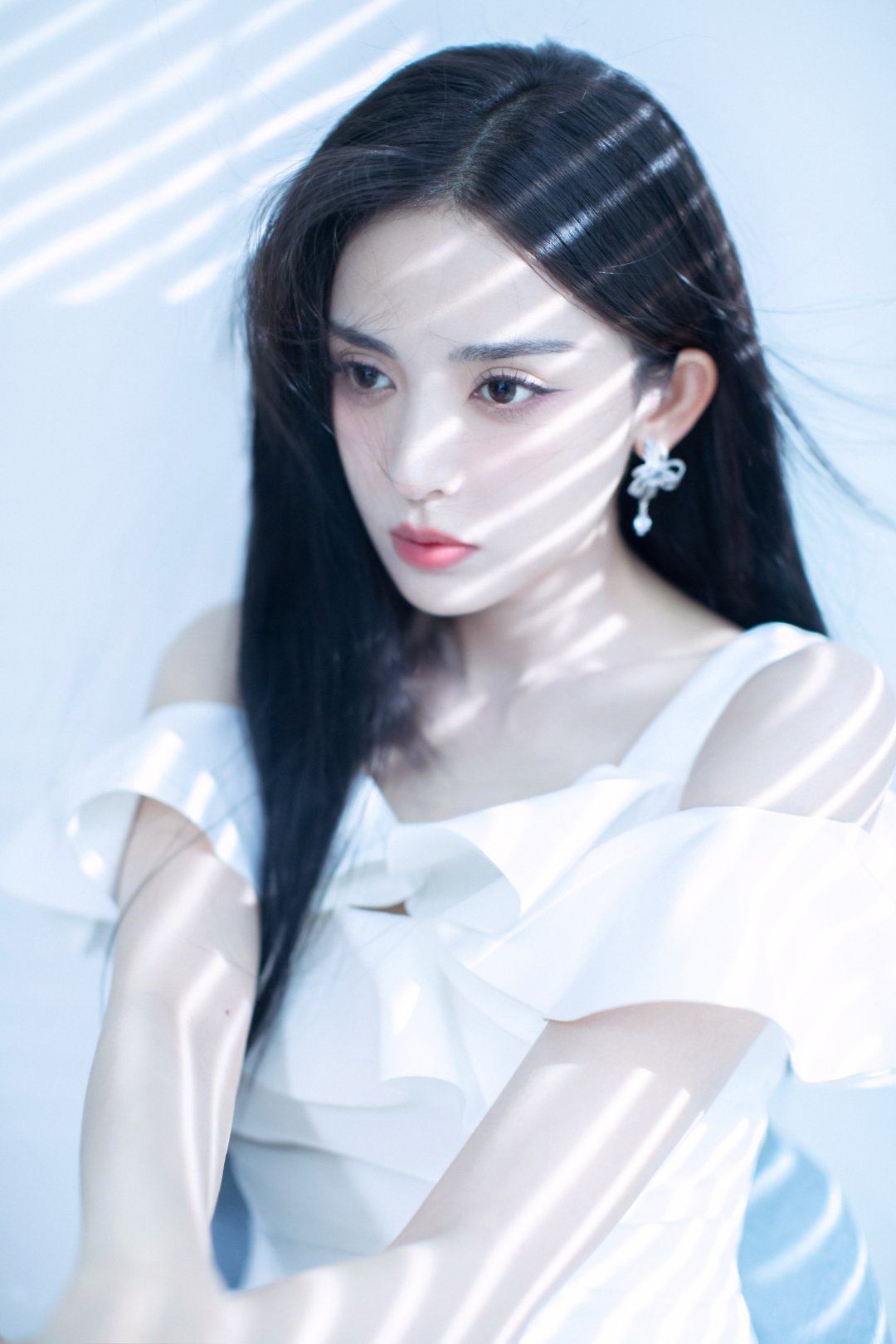 古力娜扎，一身白裙美腿，纯美怡人 ​​​