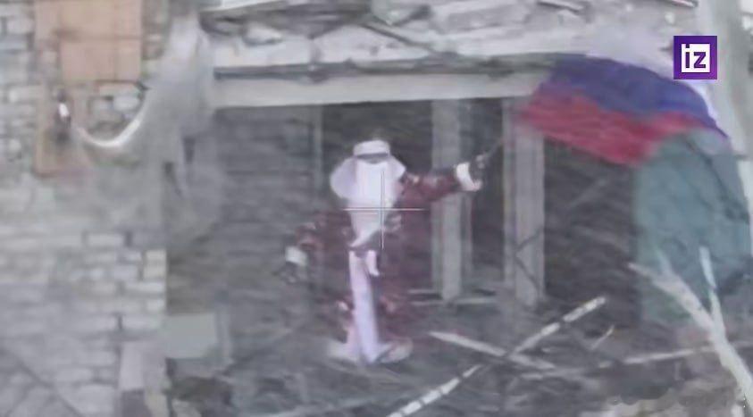 一名装扮成圣诞老人的俄罗斯士兵在米尔诺格勒当地行政大楼升起俄罗斯国旗。 乌克兰军