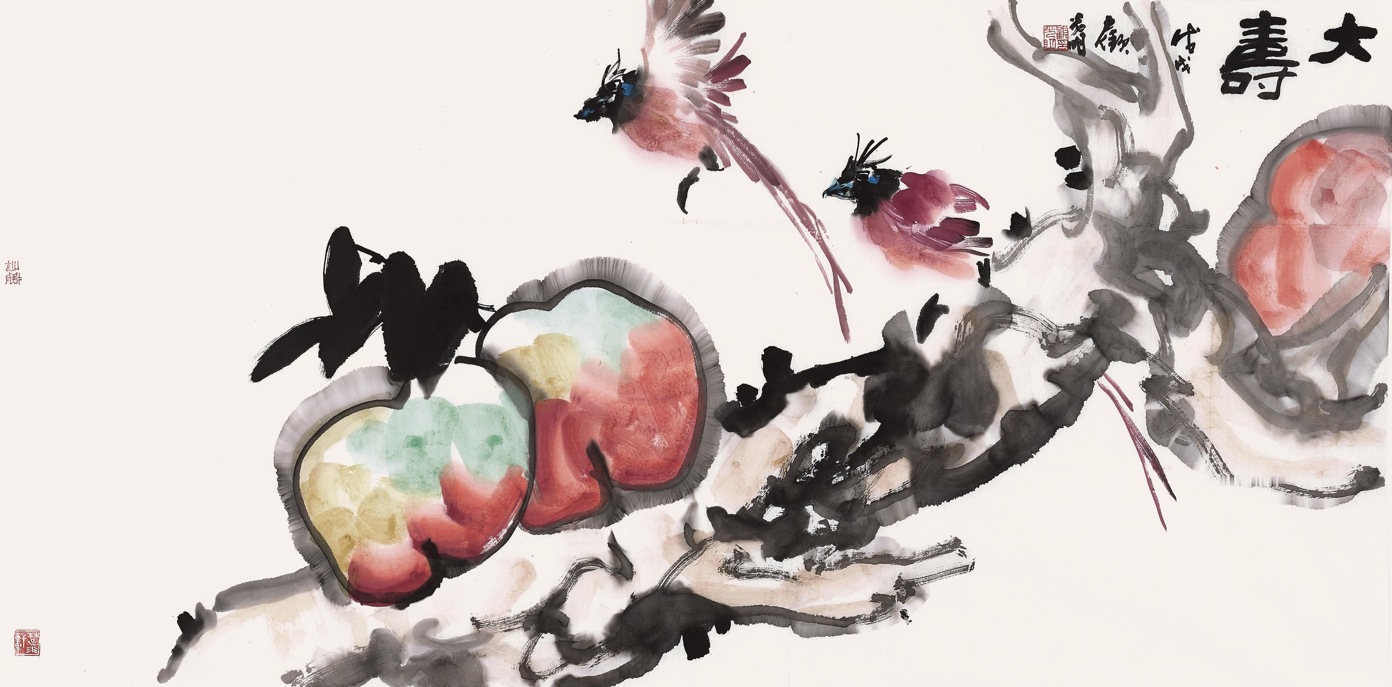 《墨韵寿桃，灵鸟献瑞》画中寿桃以没骨法写形，色彩晕染自然，仿佛饱含汁水；枝干以浓